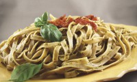 Fettucini Alegria au pesto de roquette et tomates séchées